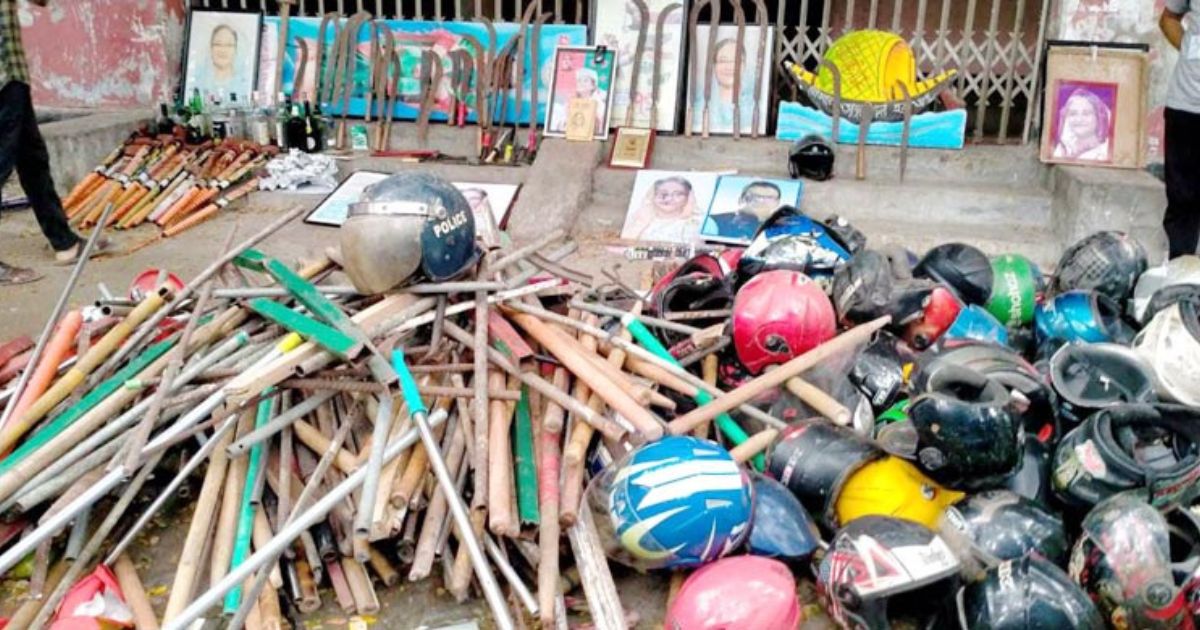 ঢাকা কলেজে শিক্ষার্থীদের অভিযান,  বিপুল পরিমাণ অস্ত্র উদ্ধার