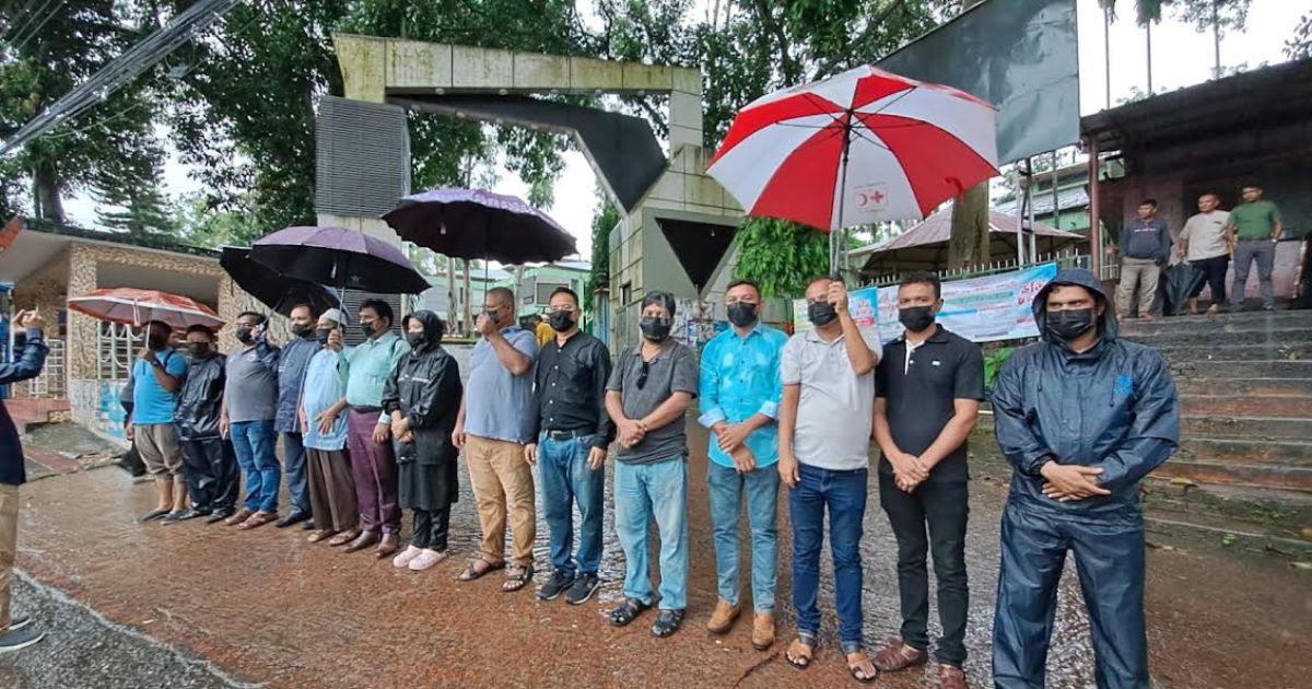 গণমাধ্যম কর্মীদের উপর হামলার প্রতিবাদে রাঙ্গামাটিতে মানববন্ধন