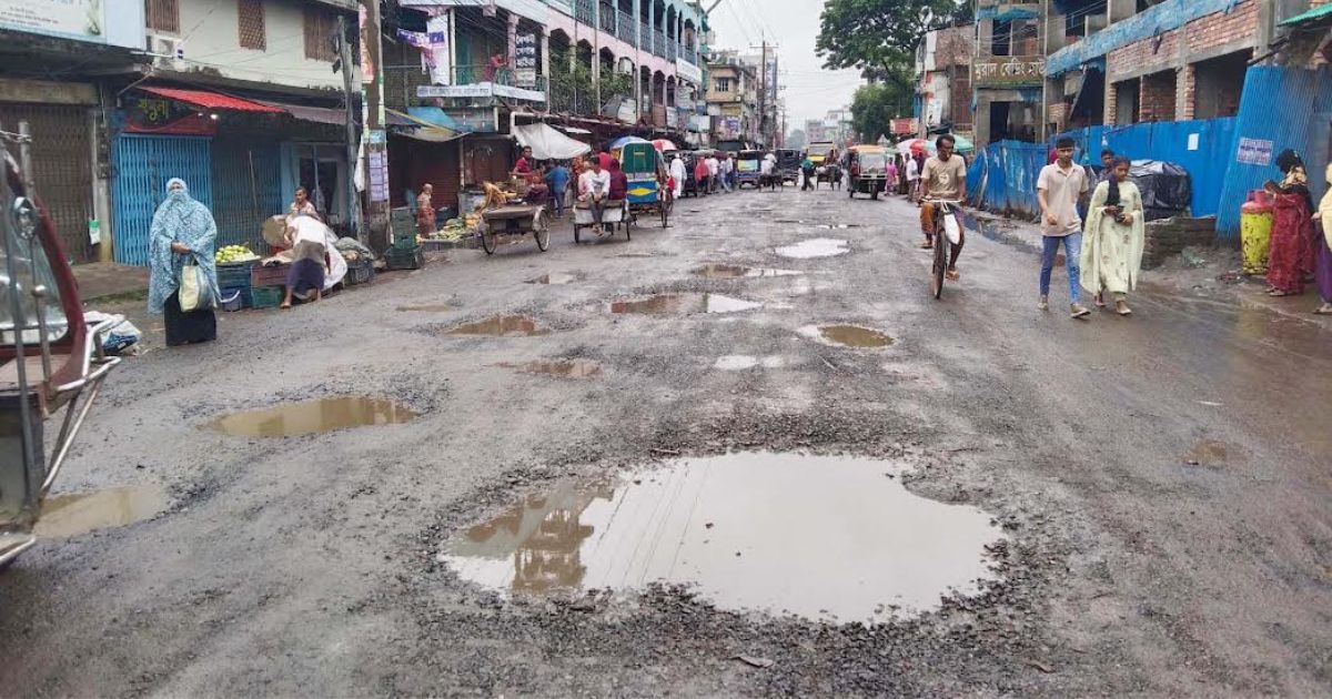 গর্তে ভরা পাঁচ কিলোমিটার যশোর-খুলনা মহাসড়ক