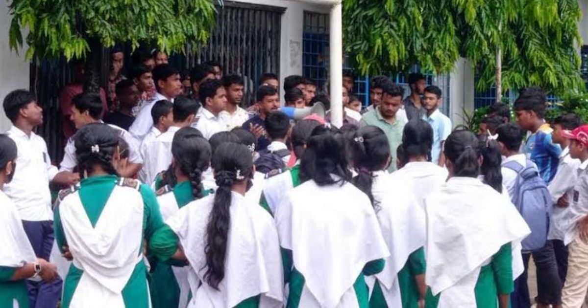 করিমগঞ্জে সহকারী প্রধান শিক্ষককে অপসারণের দাবিতে বিক্ষোভ