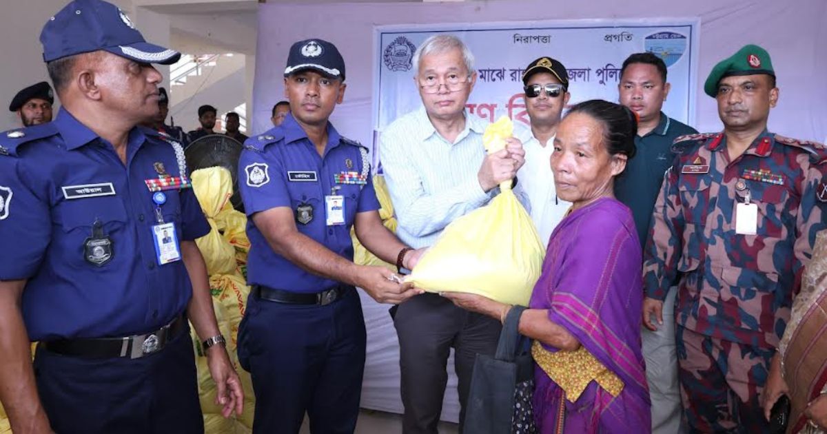 বন্যার্তদের মাঝে রাঙ্গামাটি জেলা পুলিশের ত্রাণ বিতরণ
