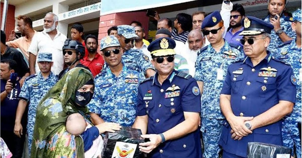ফেনীর বন্যাদুর্গতদের পাশে বিমানবাহিনী প্রধান