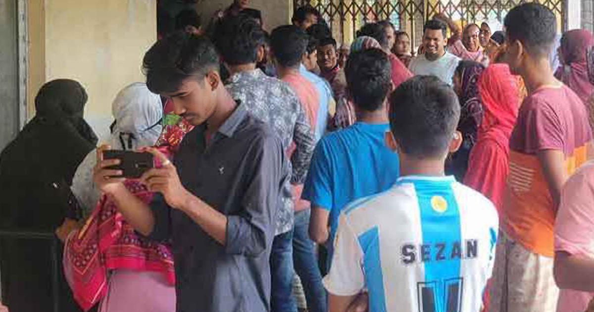 পাবনায় জনসম্মুখে ২ যুবককে হত্যা