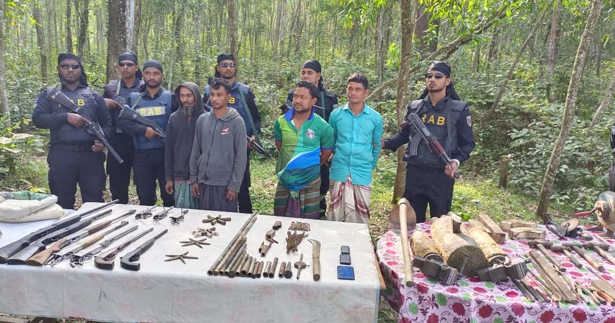গহীন পাহাড়ে অস্ত্র কারখানা, ১০ অস্ত্র-গুলিসহ আটক ৪