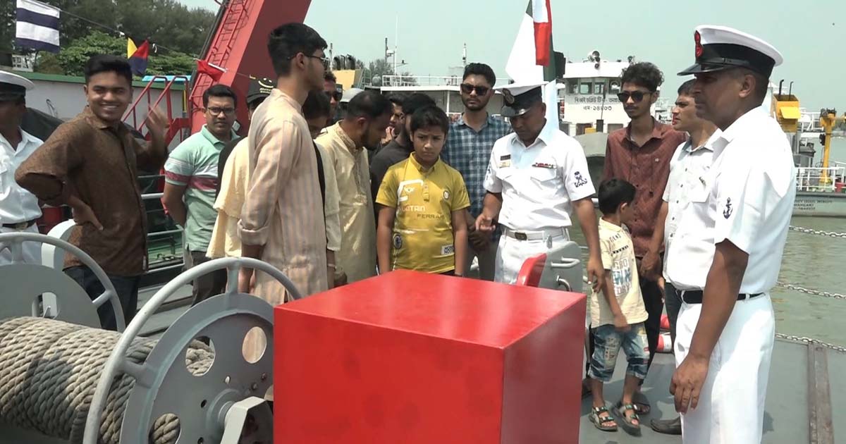 বরিশালে দর্শনার্থীদের জন্য উন্মুক্ত নৌবাহিনীর যুদ্ধজাহাজ