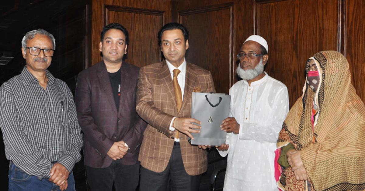 চিত্র সাংবাদিক মিথুনের চিকিৎসায় পাশে দাঁড়ালো বসুন্ধরা ফাউন্ডেশন