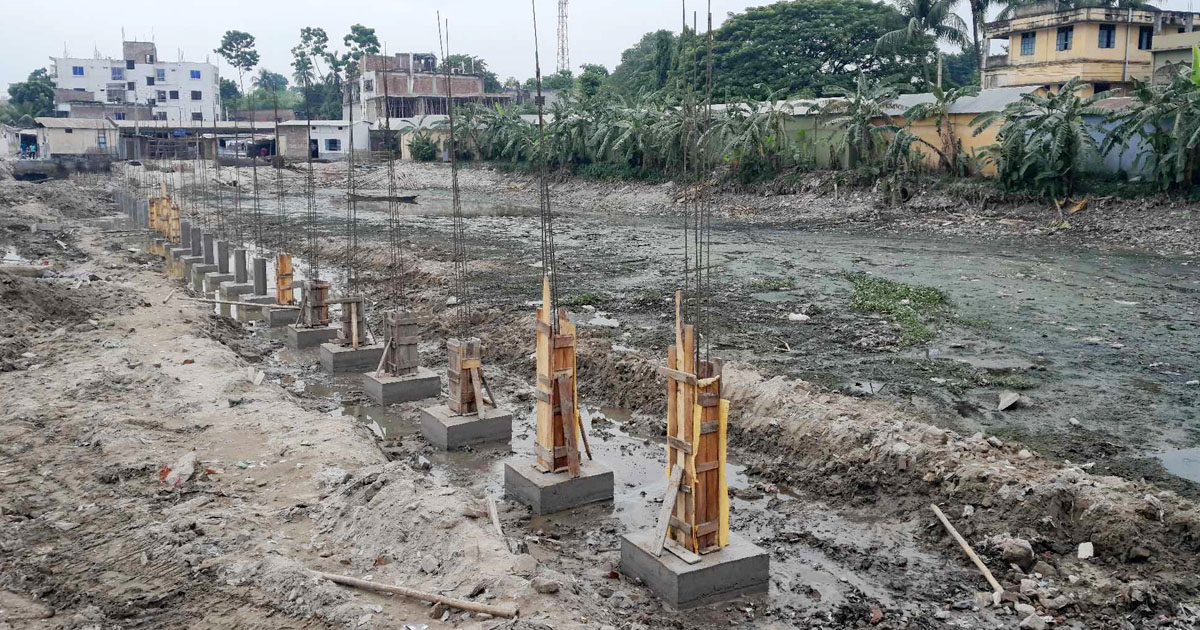 ভেড়ামারায় পুকুর ভরাট করে দোকান নির্মাণ
