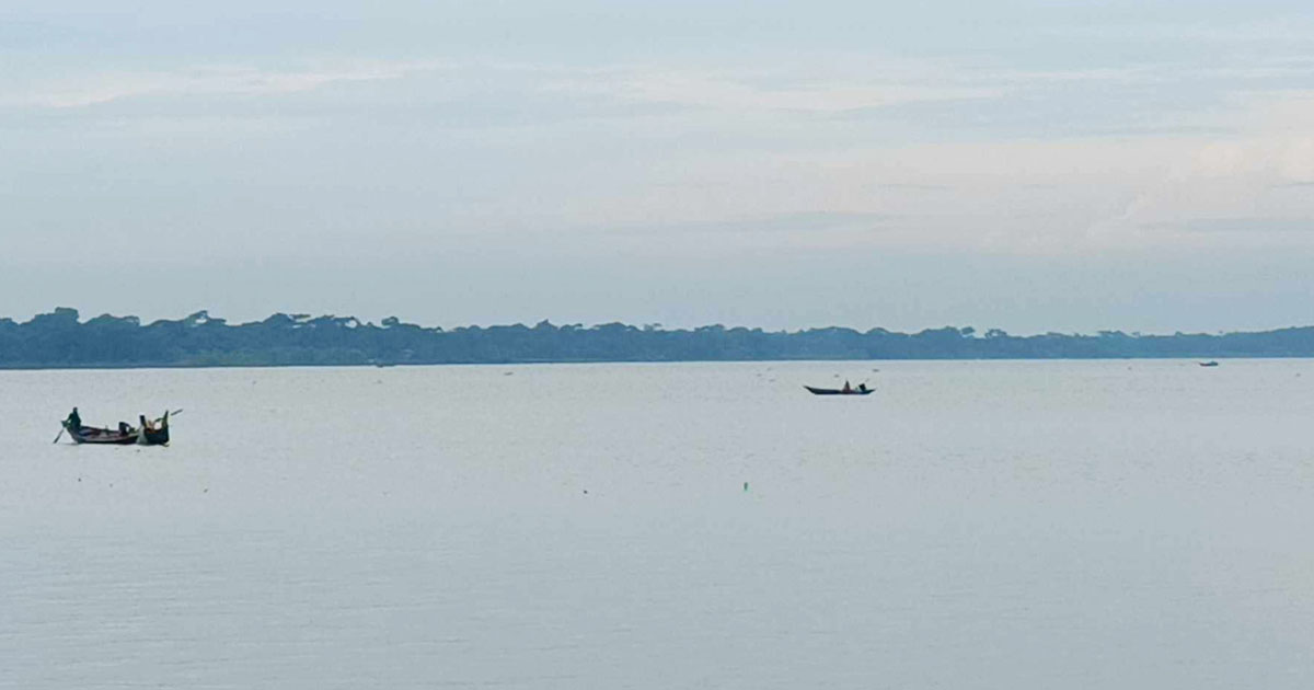 দুমকিতে নিষেধাজ্ঞা মানছে না কেউ
