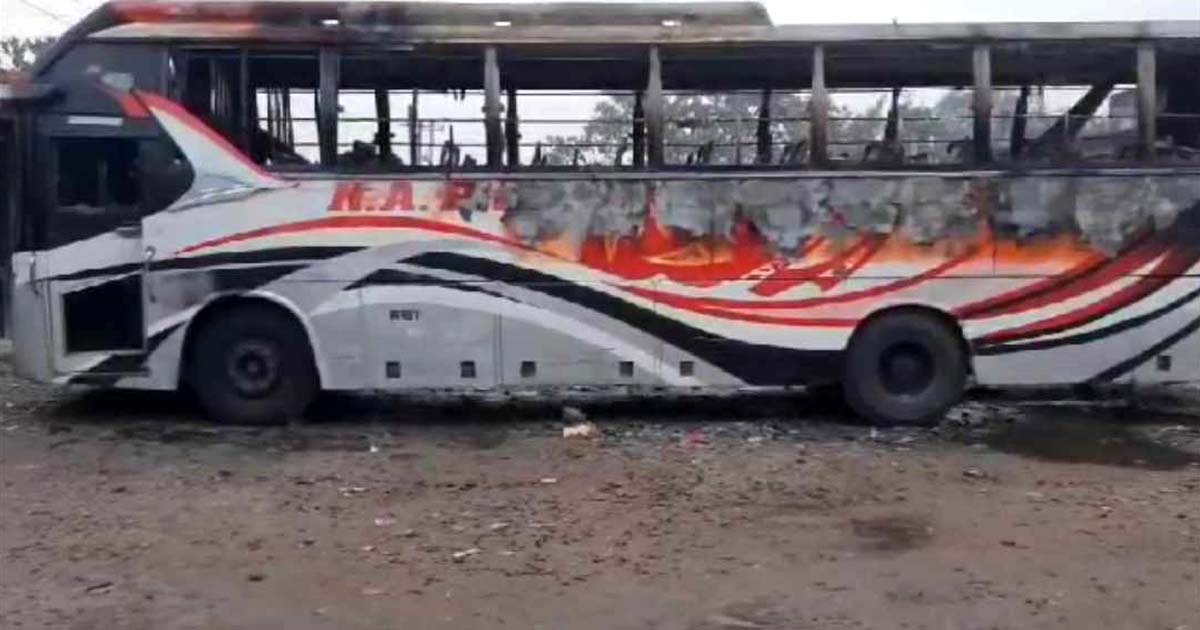 মির্জাপুর বাস টার্মিনালে দাঁড়িয়ে থাকা বাসে আগুন