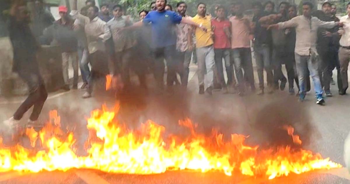 তেজগাঁও শিল্পাঞ্চলে সড়কে আগুণ জ্বালিয়ে বিক্ষোভ
