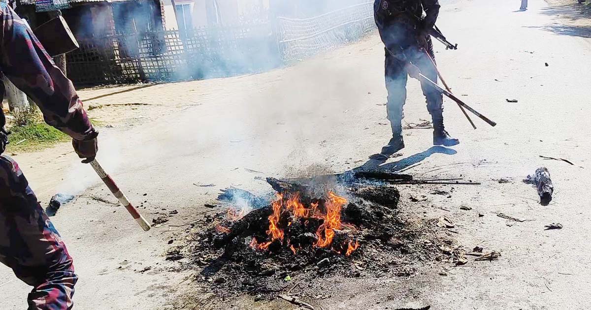 নির্বাচন প্রতিহত করতে পেকুয়ায় ব্যাপক ভাঙচুর, রাস্তায় আগুন