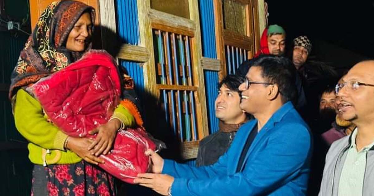 ভোলায় কম্বল নিয়ে শীতার্তদের পাশে দাড়াঁলেন ডিসি
