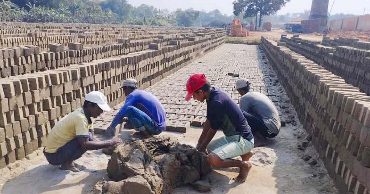 ঈশ্বরদীতে ইট ভাটায় দশ হাজার শ্রমিকের কর্মসংস্থান