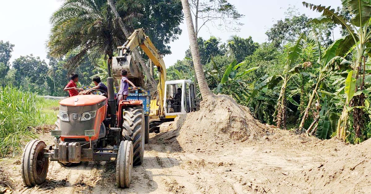 ফরিদপুরে সরকারি খালের মাটি বিক্রির অভিযোগ