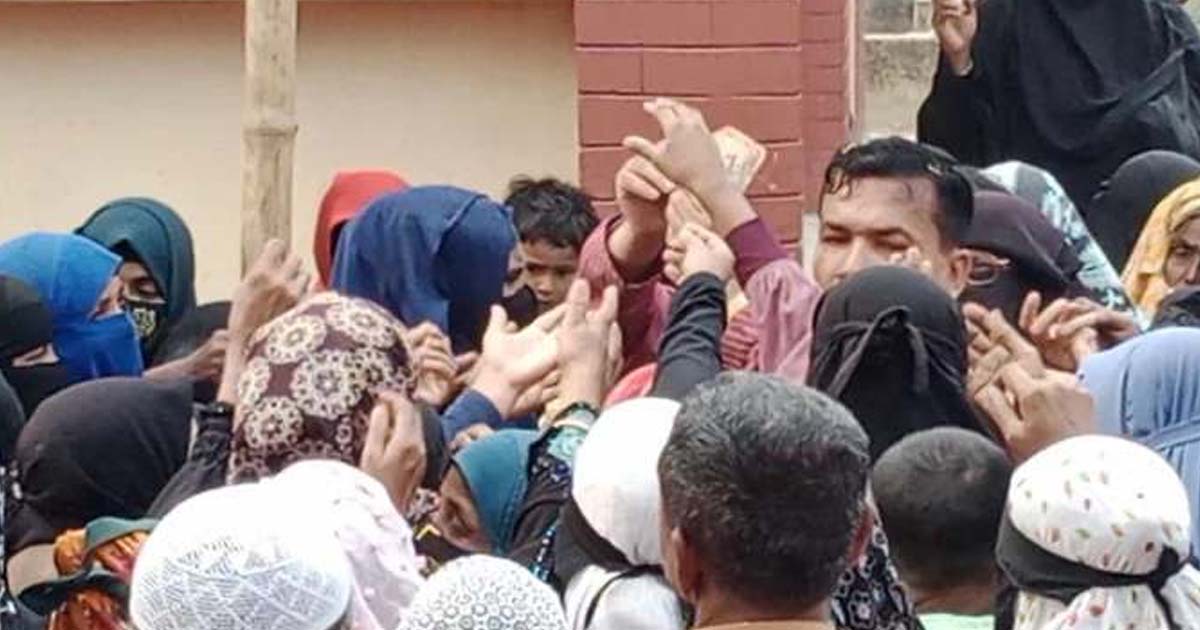 নৌকার প্রচারণায় নগদ টাকা: সেই ইউপি চেয়ারম্যানের বিরুদ্ধে মামলা