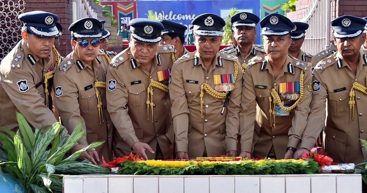শহীদ পুলিশ সদস্যদের প্রতি নবনিযুক্ত ডিএমপি কমিশনারের শ্রদ্ধা