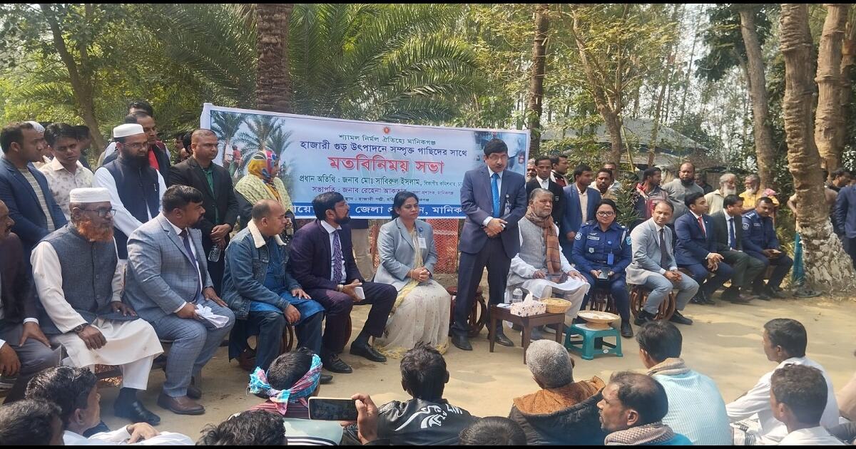 গুড় তৈরিতে গাছিদের সাথে মতবিনিময়