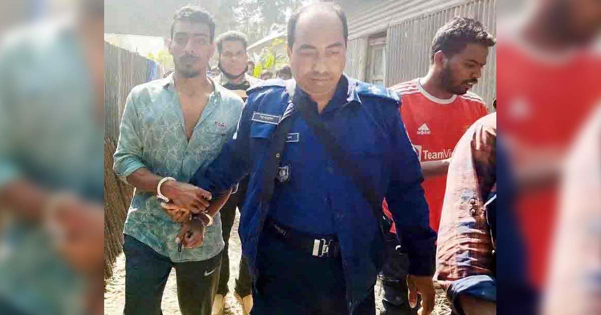 কলা চুরির অপবাদে কলেজ ছাত্রকে নির্যাতন