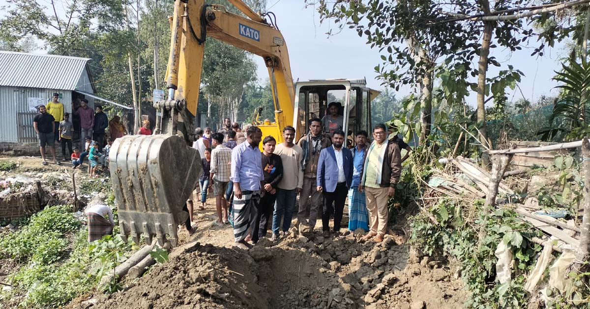 কালিহাতীতে রাস্তার মাটি ভরাট কাজের উদ্বোধন