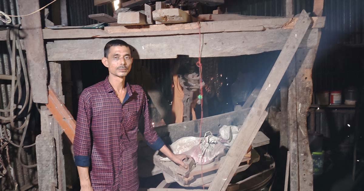জ্বালানি ছাড়াই বিদ্যুৎ উৎপাদন করলেন কাঠমিস্ত্রি
