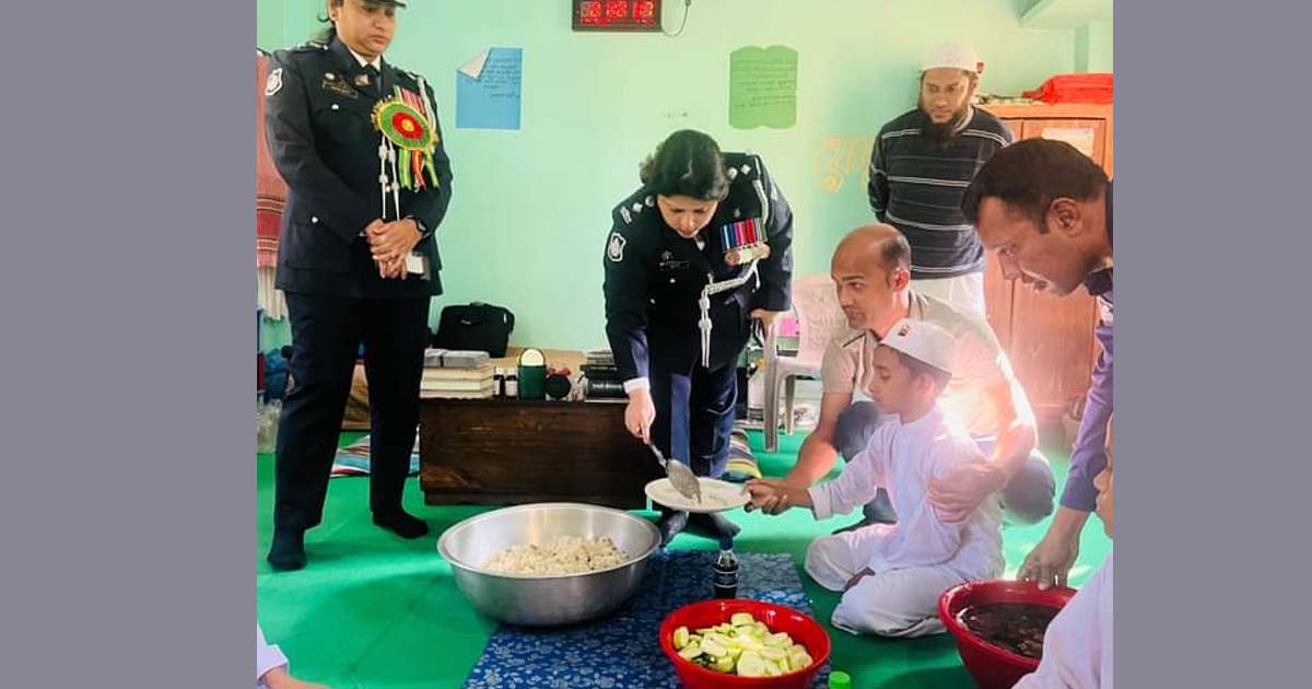 এতিম শিক্ষার্থীদের নিজ হাতে খাওয়ালেন পুলিশ সুপার
