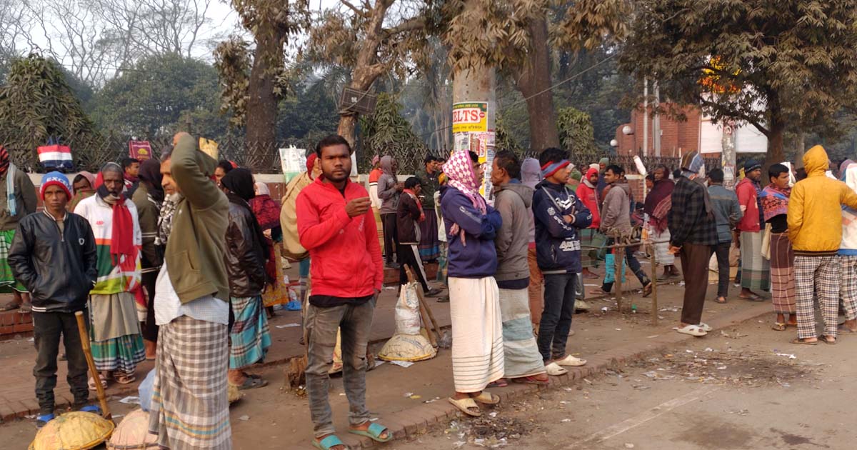 শ্রম কেনা বেচার হাটে কাজের জন্য অপেক্ষা