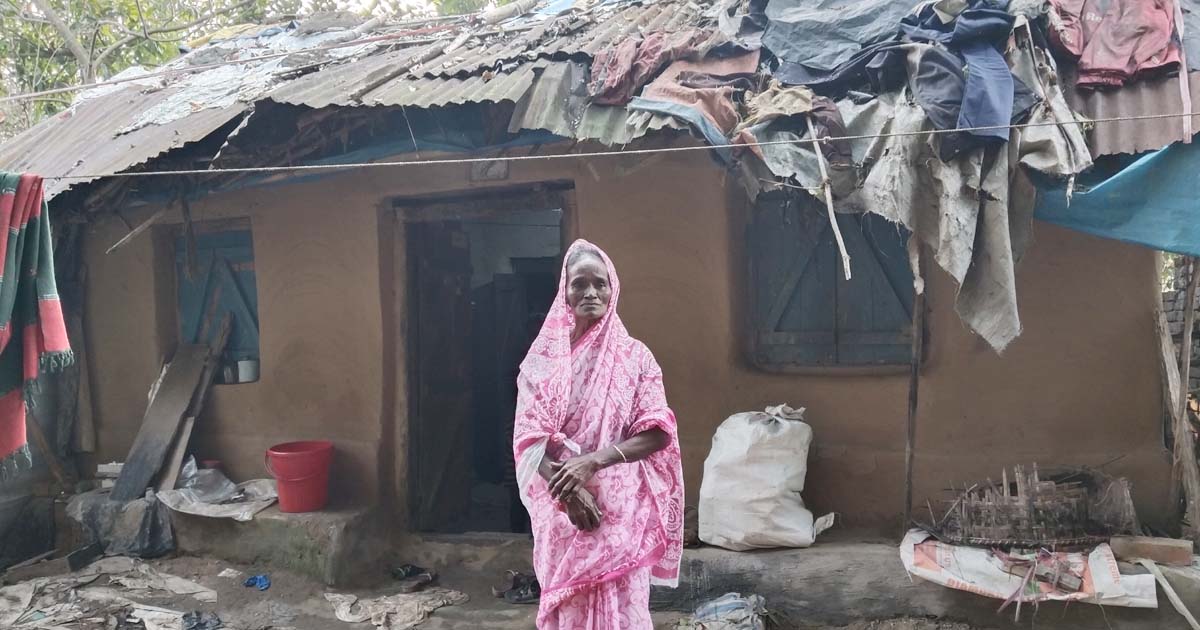 জরাজীর্ণ কুঁড়েঘরে বিধবা নির্মলার মানবেতর জীবনযাপন