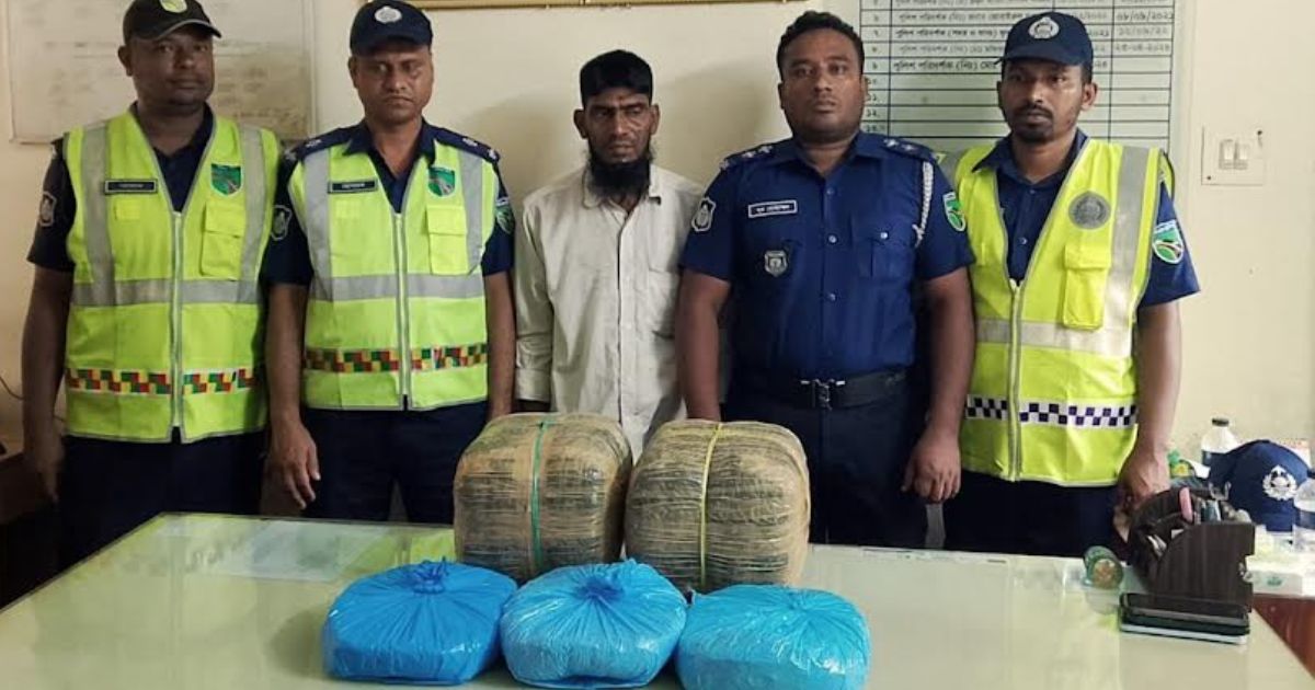চন্দ্রগঞ্জে ১৩ কেজি গাঁজাসহ মাদক কারবারি আটক