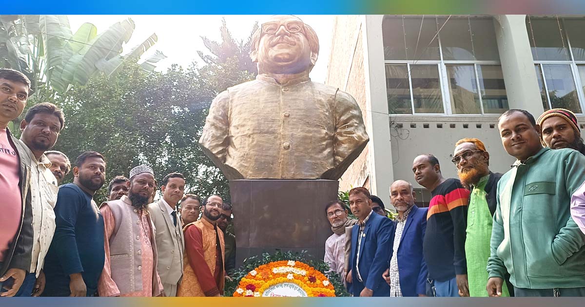 রাজবাড়ী-২ আসনে প্রার্থীতা ফিরে পেয়ে বঙ্গবন্ধুর প্রতিকৃতিতে স্বতন্ত্র প্রার্থীর শ্রদ্ধা