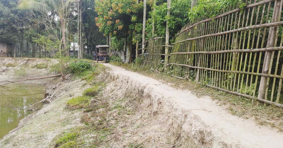 ২৩ ফুটের রাস্তা এখন দুই ফুট
