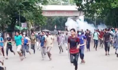 টিএসসিতে পুলিশের সাউন্ড গ্রেনেড:  আন্দোলনকারীদের মিছিল ছত্রভঙ্গ