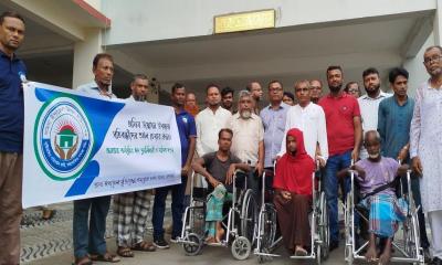 বামনায় প্রতিবন্ধীদের মাঝে হুইলচেয়ার বিতরণ