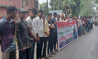 নলছিটিতে বৈদ্যুতিক পোল-মিটার-লাইন বাণিজ্যের প্রতিবাদে মানববন্ধন