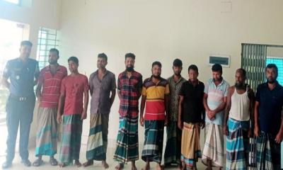 বরিশালে ১৯ ড্রাম গলদা রেনু জব্দ!