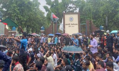 বৃষ্টি মাথায় রাবি শিক্ষার্থীদের সড়ক অবরোধ