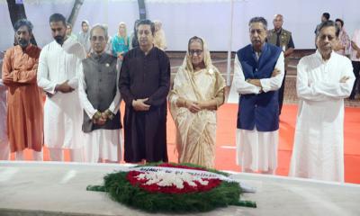 টুঙ্গিপাড়ায় বঙ্গবন্ধুর সমাধিতে দোয়া করেন প্রধানমন্ত্রী