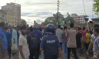 ফেনীতে রেলপথ অবরোধ করে শিক্ষার্থীদের বিক্ষোভ