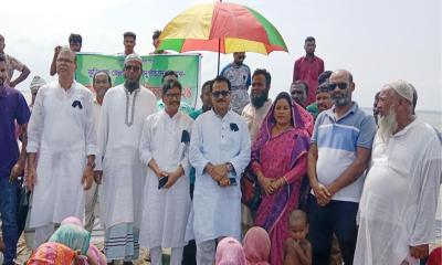 চিলমারীর চরে জেলা পরিষদের খাদ্যসামগ্রী বিতরণ