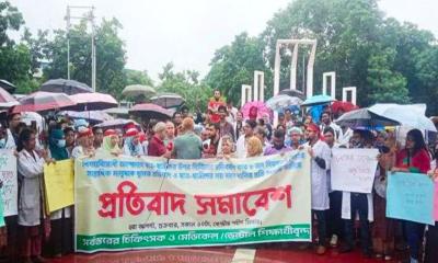 বৃষ্টি উপেক্ষা করে শহীদ মিনারে মেডিকেল চিকিৎসক-শিক্ষার্থীদের সমাবেশ
