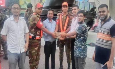 গণভবন থেকে লুট হওয়া পাঁচ লাখ টাকা ফিরিয়ে দিলেন শিক্ষার্থীরা
