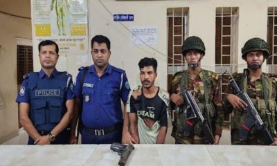 পুলিশের পিস্তল বিক্রির চেষ্টা, নোয়াখালীতে বাবুর্চির ছেলে গ্রেপ্তার