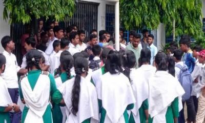 করিমগঞ্জে সহকারী প্রধান শিক্ষককে অপসারণের দাবিতে বিক্ষোভ