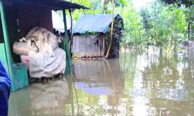নোয়াখালীতে বৃষ্টি নেই, তবু কমছে না পানি
