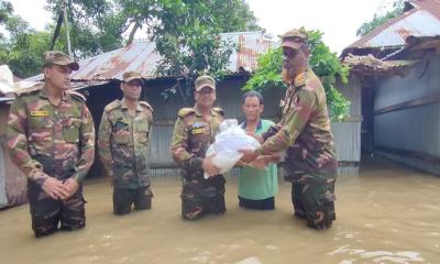 রামগড়ে বানভাসিদের মাঝে সেনাবাহিনীর ত্রাণ বিতরণ