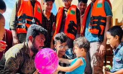 নোয়াখালীতে প্রপার্টি এইডের উদ্যোগে বন্যার্তদের মাঝে খাদ্য ও শিশু খেলনা উপহার