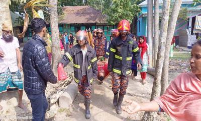 বরিশালের বোমা বিস্ফোরণে পুলিশসহ আহত ৩