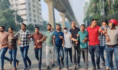অবরোধের সমর্থনে শাহবাগে ঢাবি ছাত্রদলের মিছিল