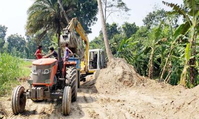 ফরিদপুরে সরকারি খালের মাটি বিক্রির অভিযোগ