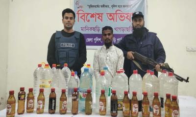 মানিকছড়ি চোলাইমদসহ মাদক কারবারি গ্রেপ্তার