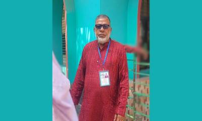 গলায় সাংবাদিক কার্ড ঝুলিয়ে ভোটকেন্দ্র পর্যবেক্ষণে কাউন্সিলর